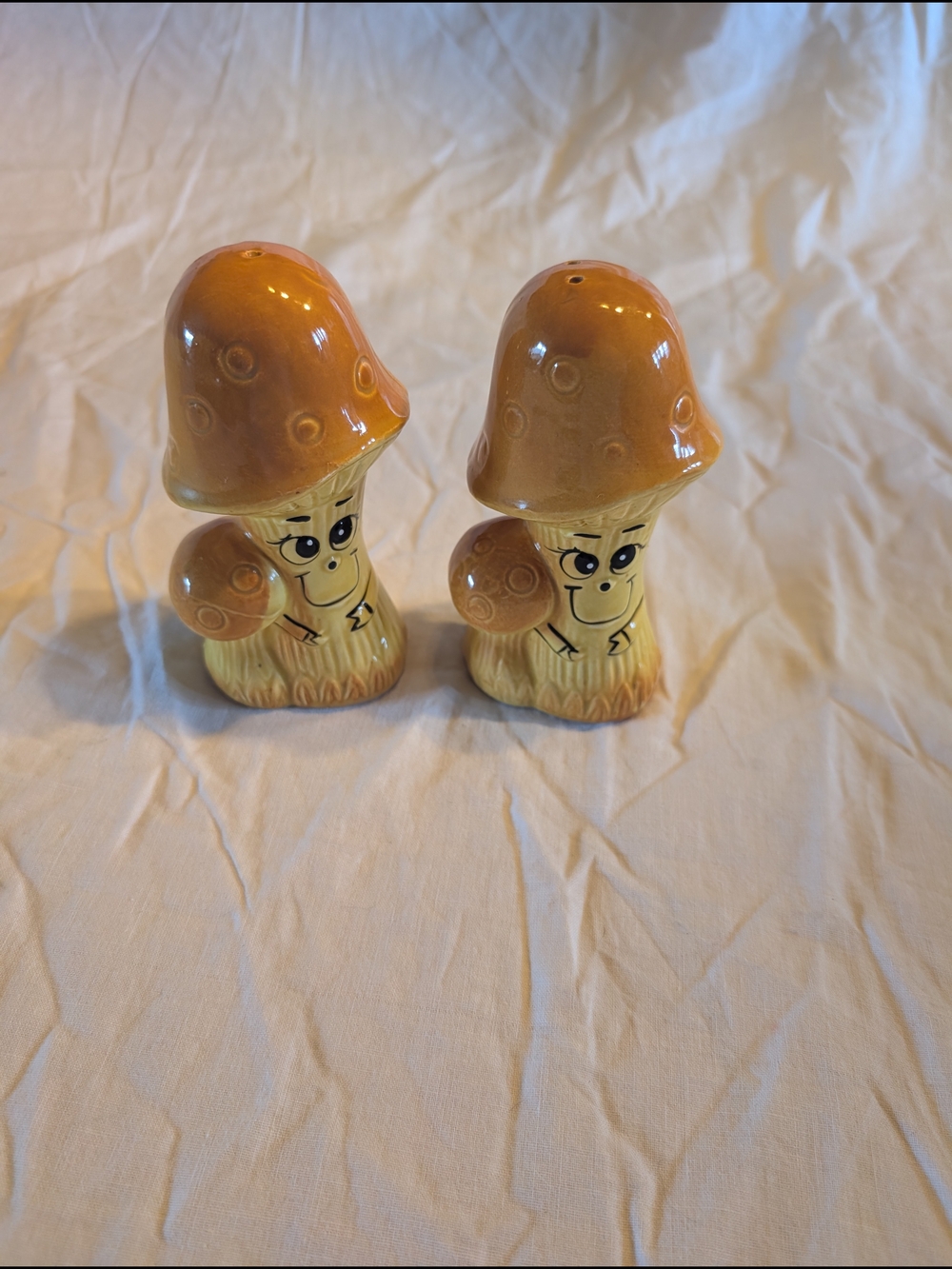 2/30$ Vintage Mushroom Salt and Pepper Shakers in Yellow and Orange